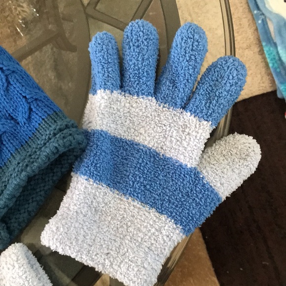CUTE BEENIE & GLOVES SET BLUE…GLOVES DO HAVE A LITTLE WEAR ONE SIZE GOOD COND. - Picture 3 of 4